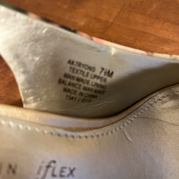 Anne Klein Floral and gold slingback platform  heels - Picture 4 of 4